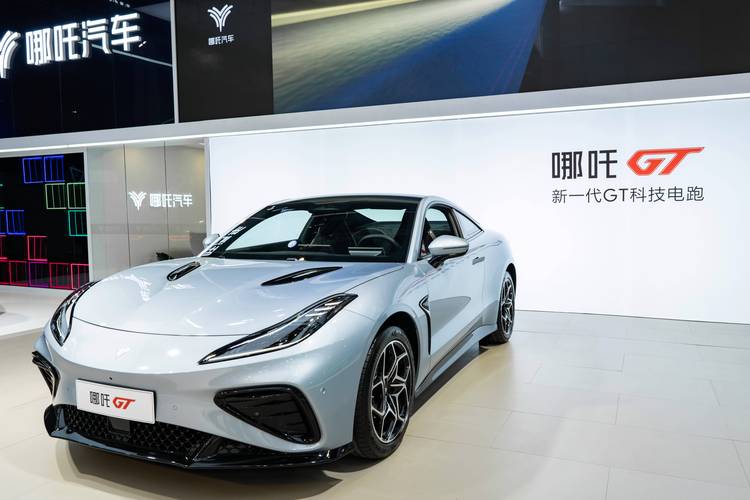 佛山182哪吒汽车在智能汽车领域的表现，领途汽车在新能源汽车市场中的影响力